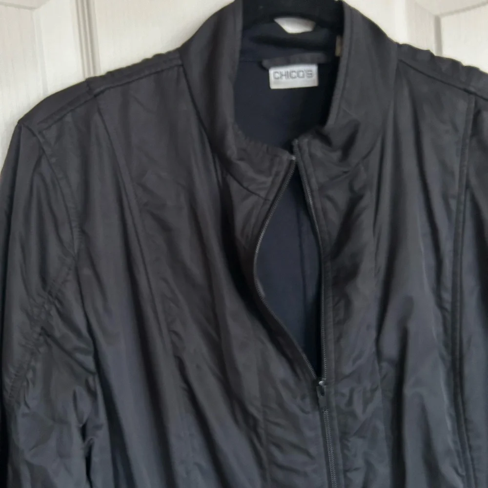Chico’s black lightweight ruched zip front windbreaker jacket size 2 Large - Picture 7 of 10